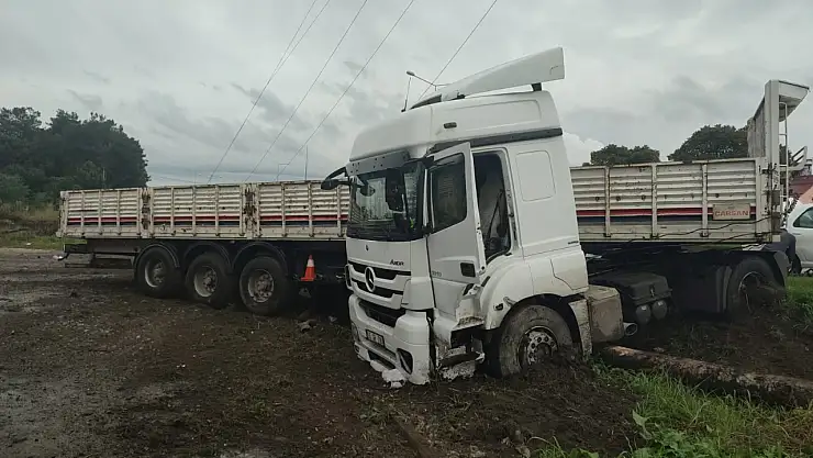 Samsun'da tır kaygan yolda kontrolden çıktı