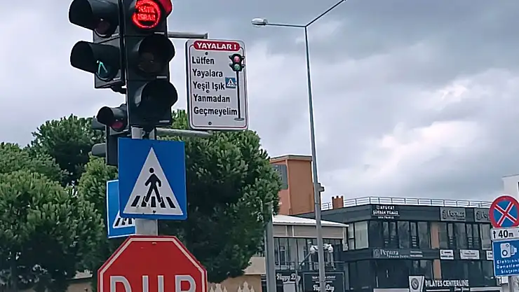 Samsun'da trafik lambalarında dikkat çekici yazılar