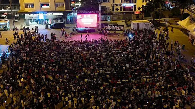 Samsunspor'un Panathinaikos Maçı Cumhuriyet Meydanı'nda Coşkuyla İzleniyor