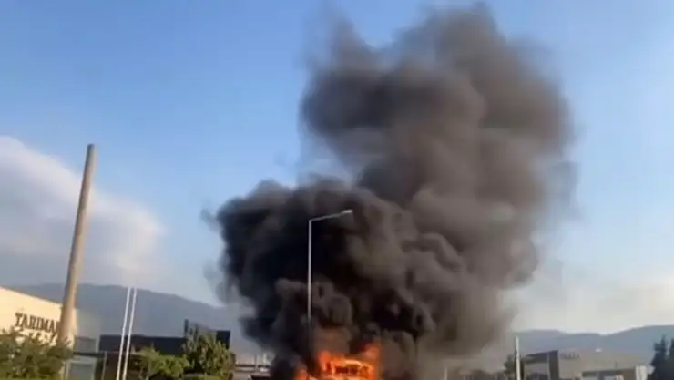 Seyir halindeki kamyonet biranda küle döndü