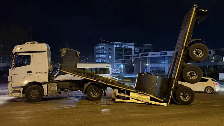 Seyir halindeki tırın dorsesi ikiye ayrıldı