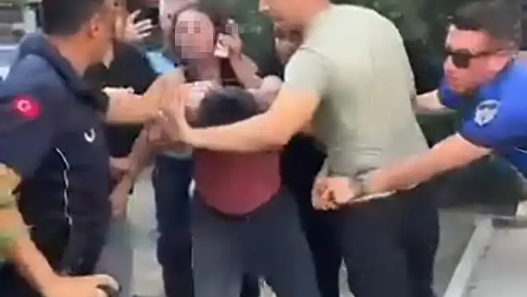 Seyyar satıcıyı tekme tokat döven zabıtaların görevine son verildi