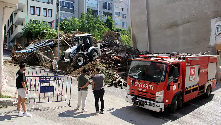 Sinop'ta 150 yıllık tarihi bina çöktü