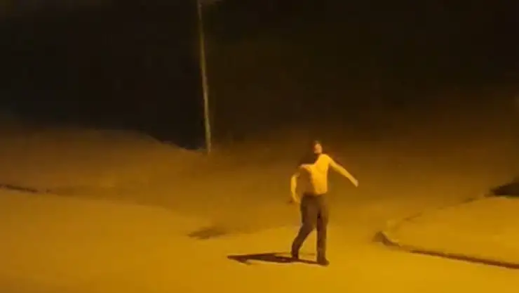 Sokak ortasında elinde bıçakla tehditler savurdu