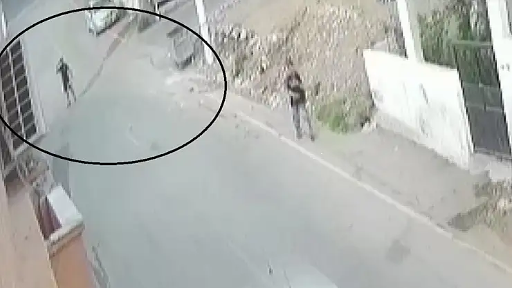 Sokak ortasında kafasına sıktı