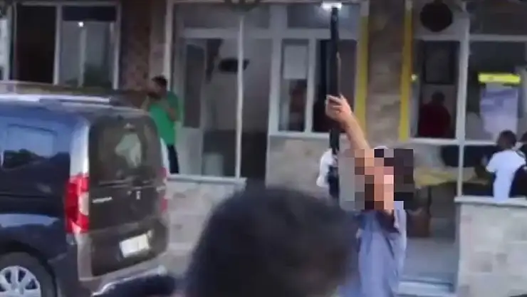 Sokak Röportajında Havaya Ateş Açan Çocuk Yakalandı