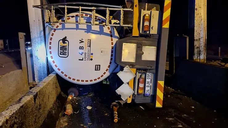 Tanker gişelere çarptı