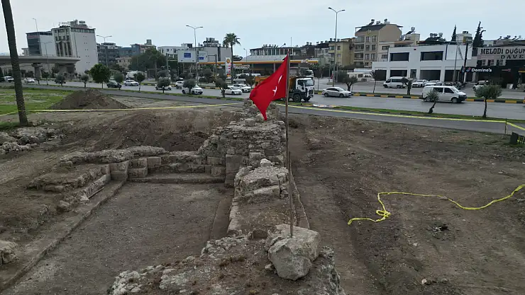 Tarihi kalede Türk bayrağını göndere çekildi