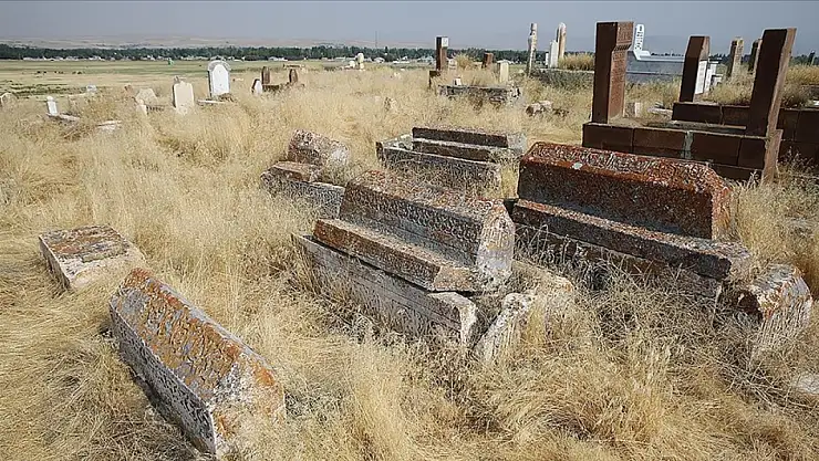 Tarihi Selçuklu-Karakoyunlu Mezarlığı turizme kazandırılıyor