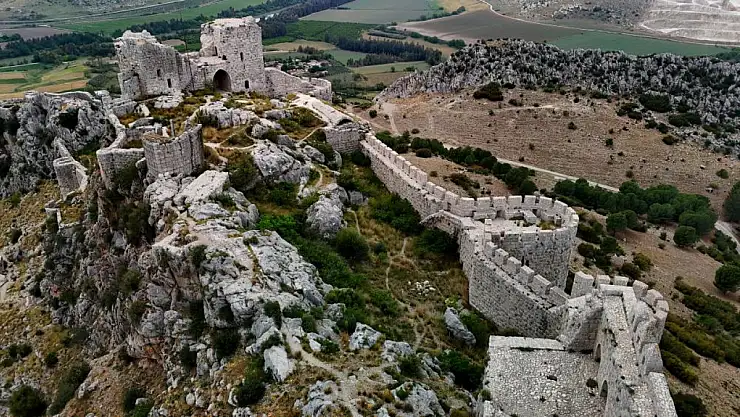 Tarihi Yılankale, mimarisi ve efsanesiyle ziyaretçilerini cezbediyor