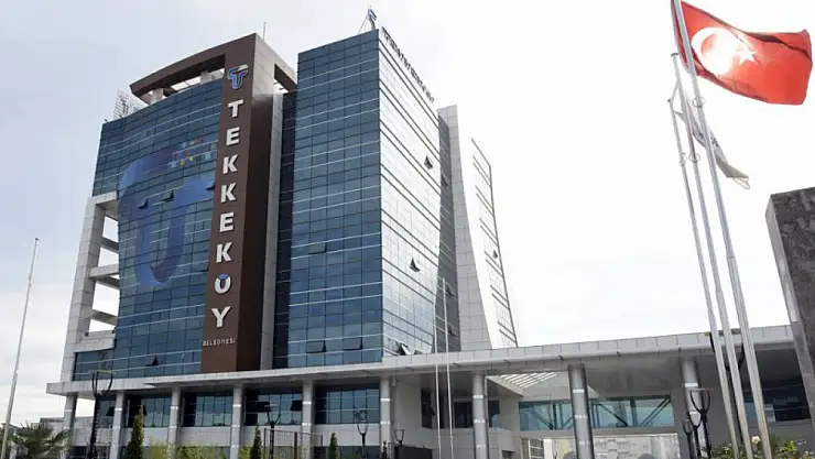 Tekkeköy belediyesinde skandallar bitmek bitmiyor Gazeteciye yumruklu saldırı!