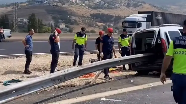 Ticari araç bariyerlere ok gibi saplandı