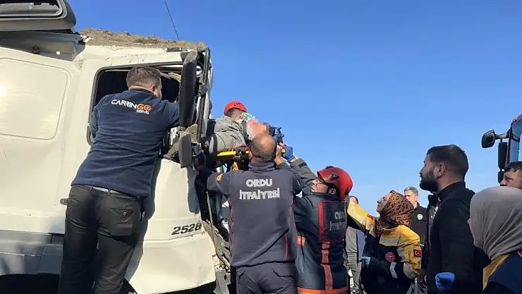 Tıra Çarpan Kamyon Sürücüsü Yaralandı