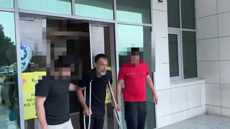 Torbacı damdan atlayıp ayağını kırdı