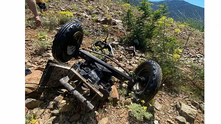 Traktör uçuruma yuvarlandı