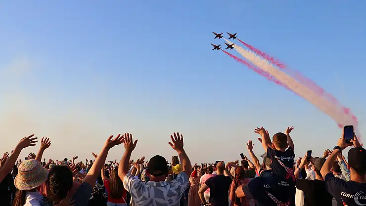 Türk Yıldızları'ndan gösteri uçuşu