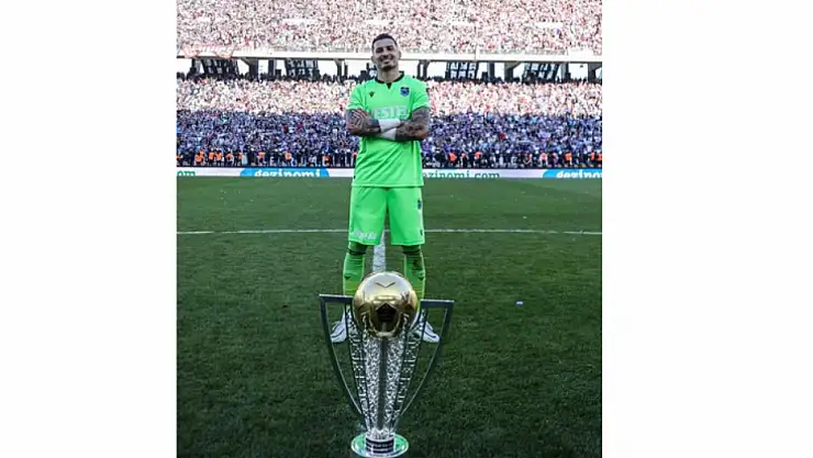 Uğurcan Çakır'dan şampiyonluk kupalı paylaşım