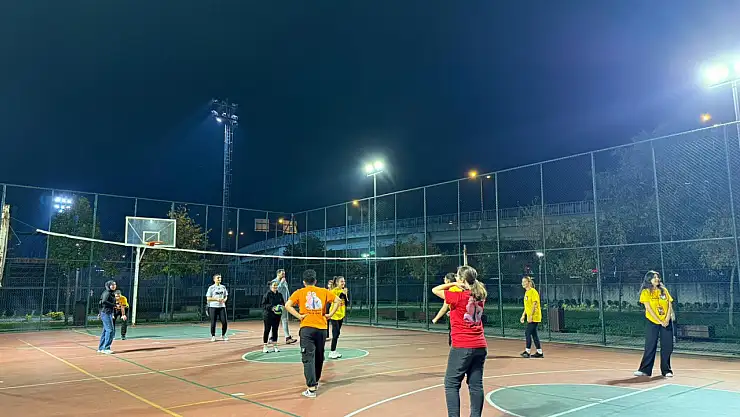 Üniversite öğrencileri dostluk maçında buluştu