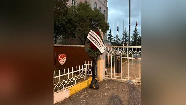 Üniversiteli Samsunsporlular Derneğinden TFF'ye siyah çelenk!