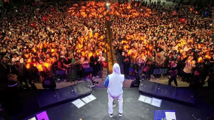 Ünlü şarkıcı Sinan Akçıl hayranlarına eğlence dolu bir akşam yaşattı