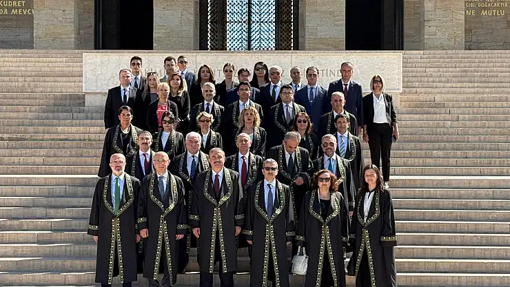 Uyuşmazlık Mahkemesi yıl dönümünde Anıtkabir'i ziyaret