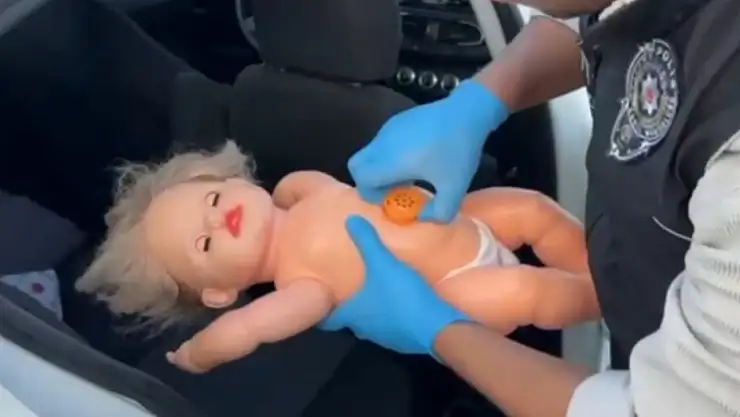 Uyuşturucuyu oyuncak bebeğe saklamışlar
