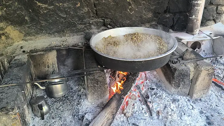 Uzundere'de pekmez kazanları kaynıyor