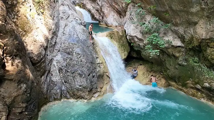 Vatandaşlar Sarısu Şelalesi'nde serinledi