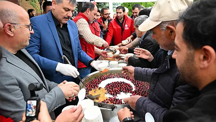 Vatandaşlara aşure dağıtıldı