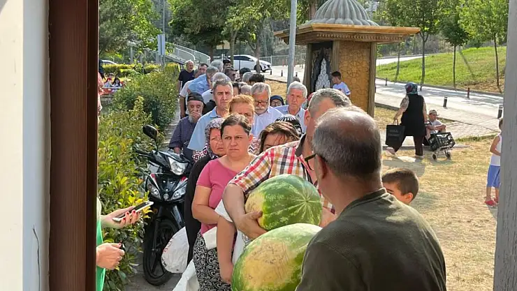 Vatandaşlara bedava karpuz dağıtıldı