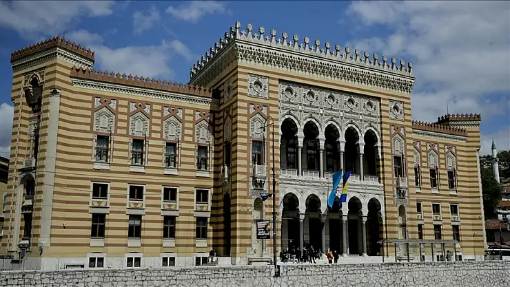 Vijecnica Kütüphanesi, Bosna Savaşı'nın canlı tanığı olarak ayakta