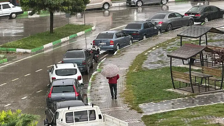 Yağışlı hava hayatı olumsuz etkiliyor