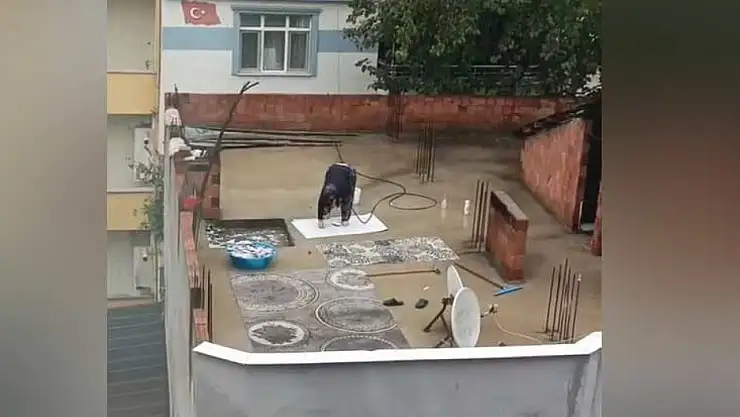 Yağmur altında halı yıkadı