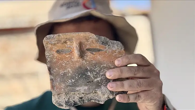 Yaklaşık 5 bin yıllık 'insan yüzlü' çömlek parçası bulundu