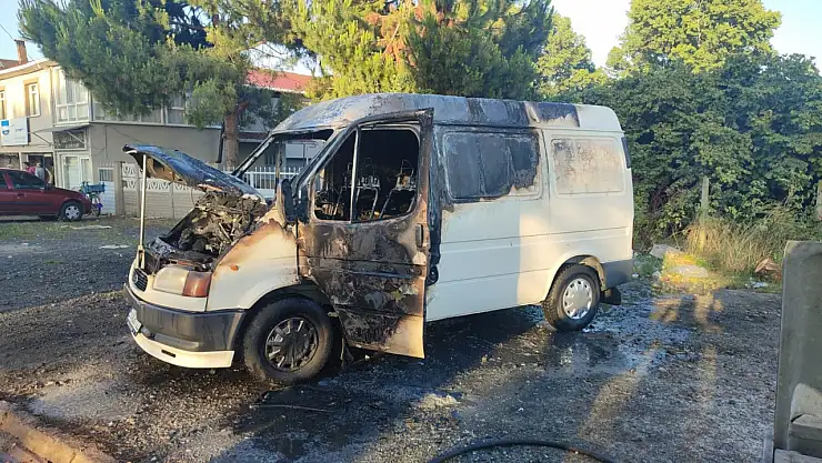 Yangın çıkan minibüs kullanılamaz hale geldi