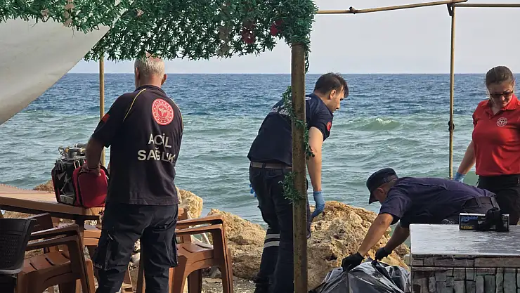 Yaşlı adamın cansız bedeni kayalıklara savruldu