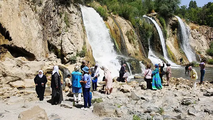 Yaşlılara moral gezisi düzenledi