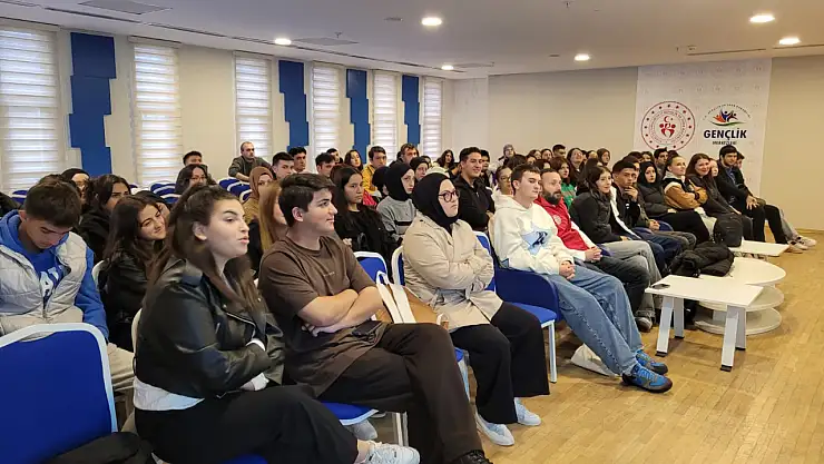Yeşilay'dan gençlere bağımlılıkla mücadele semineri