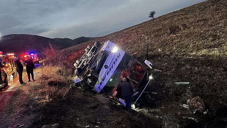 Yolcu otobüsü devrildi: 2 ölü, 21 yaralı