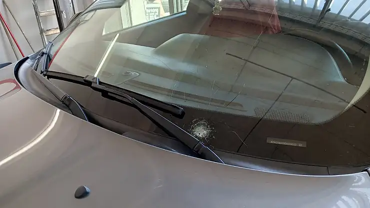 Yolunda giderken maganda kurşunu aracına isabet etti