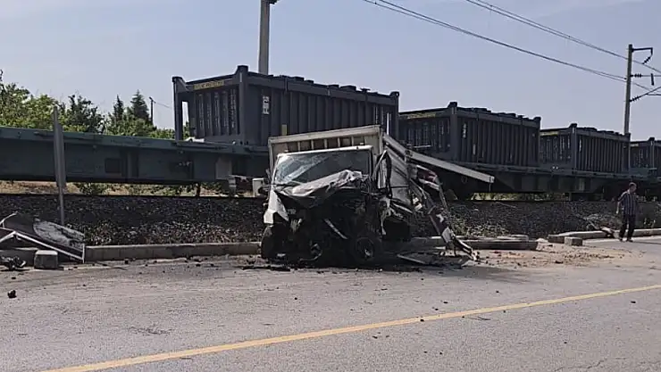 Yük treni kamyonete çarptı
