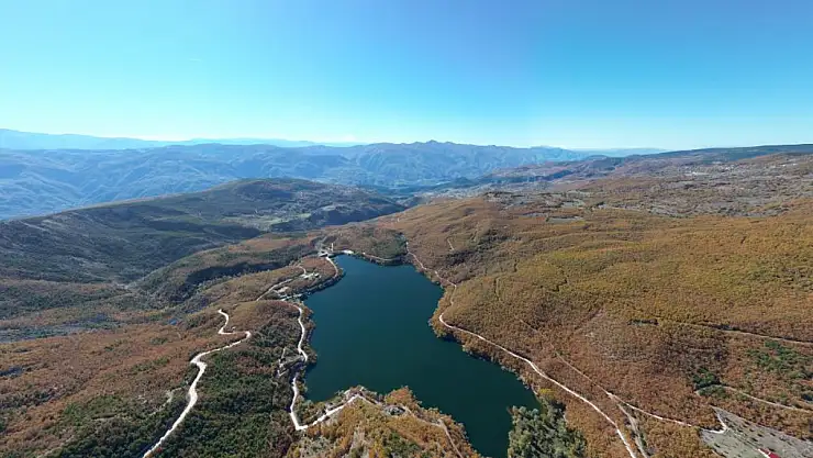 Zinav Gölü mest ediyor