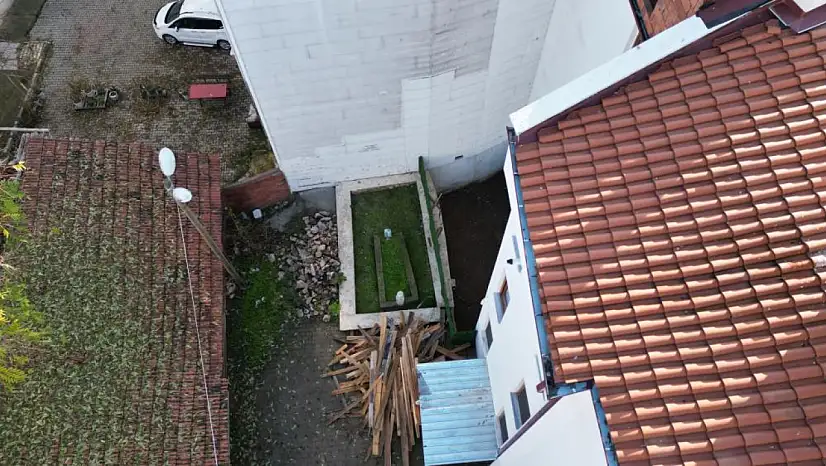 Binalar arasında kalan türbe unutulmaya yüz tuttu