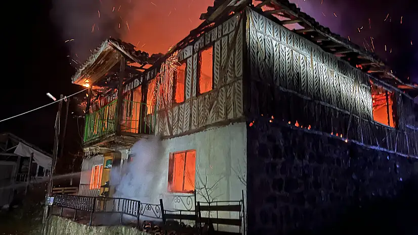 Havza'da İki Katlı Ahşap Ev Kül Oldu