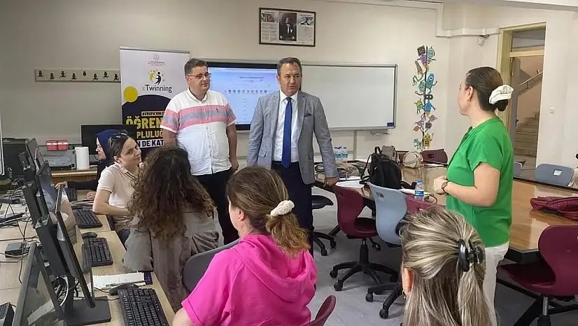 Öğretmenlere eTwinning ve canva tanıtımı yapıldı