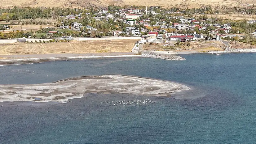 Van Gölü'nde Su Çekildi, 100 Yıllık İskele Gün Yüzüne Çıktı!