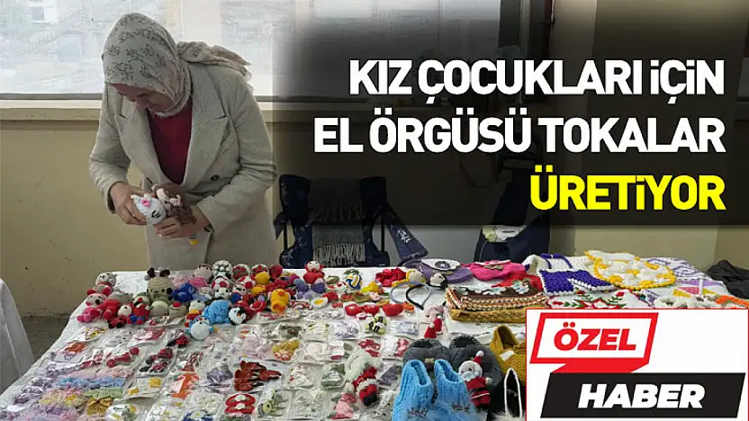 Ev hanımı Korkmaz, kız çocukları için el örgüsü tokalar üretiyor
