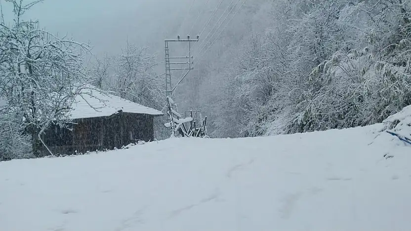 Salıpazarı Karla Beyaza Büründü
