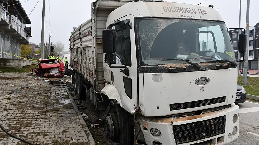 Samsun'da Kamyon ile Otomobil Çarpıştı: 4 Yaralı