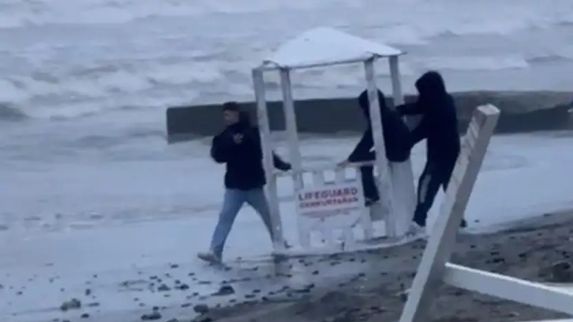 Samsun Sahilinde Pes Dedirten Görüntü: Cankurtaran Kulübesine Zarar Vermek İstediler